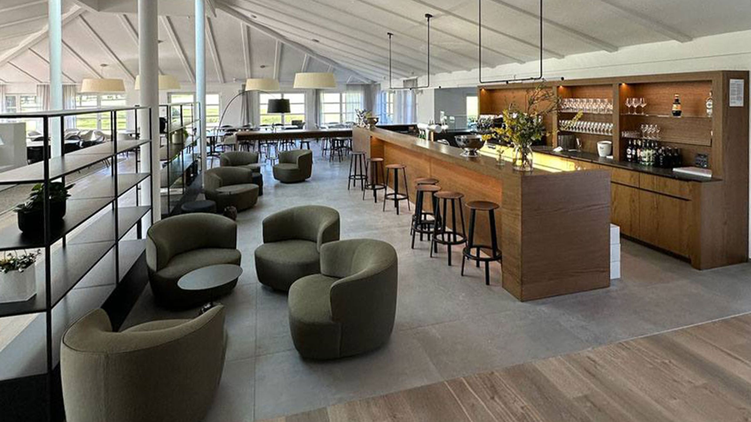 Clubhaus des Golfclub Aachen mit Loungebereich, Bar und großformatigem Fliesenboden