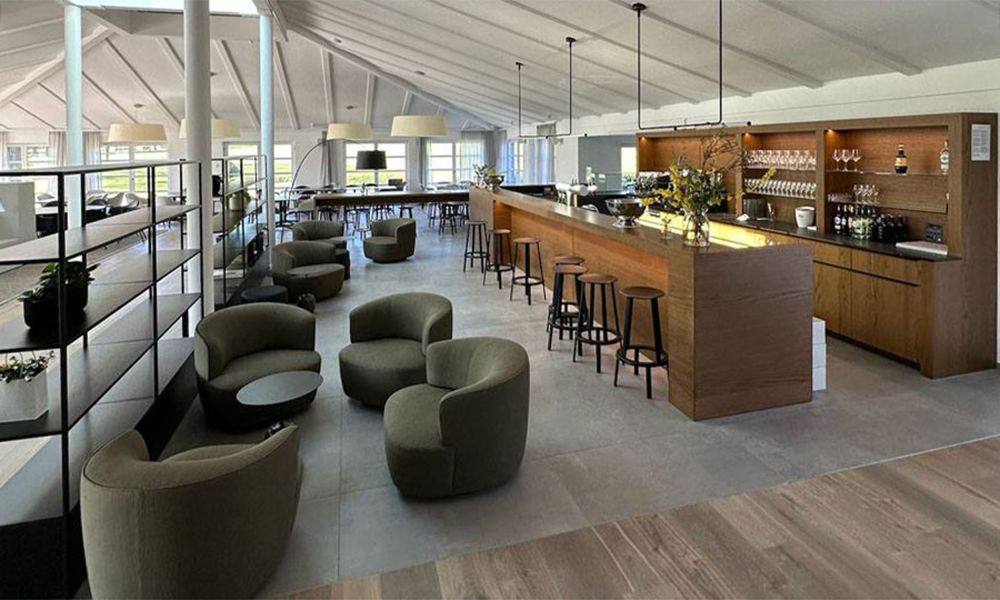 Clubhaus des Golfclub Aachen mit Loungebereich, Bar und großformatigem Fliesenboden